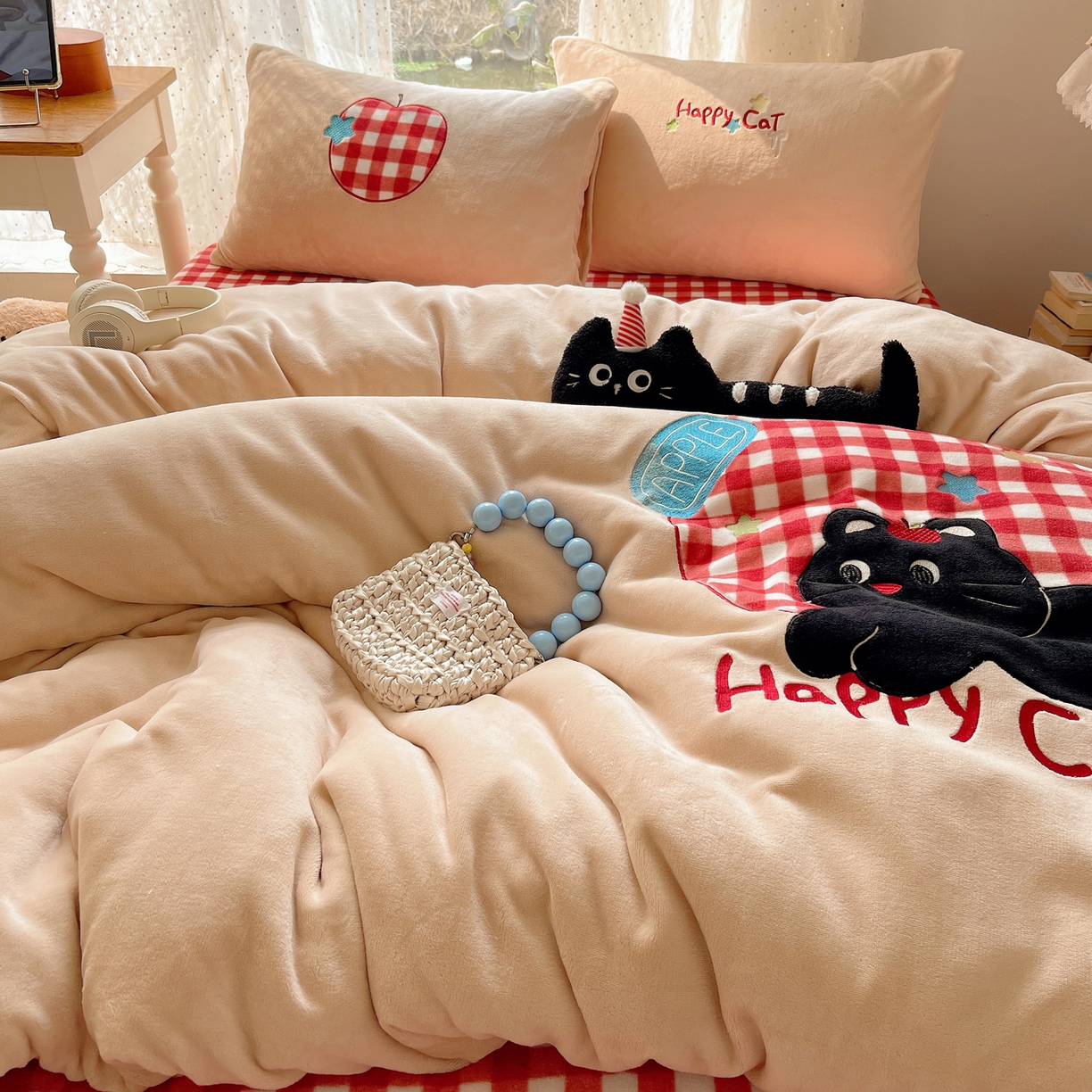 91家纺网 家纺一手货源 找家纺 轻奢坊 2025新款牛奶绒ins可爱贴布绣四件套 苹果黑猫