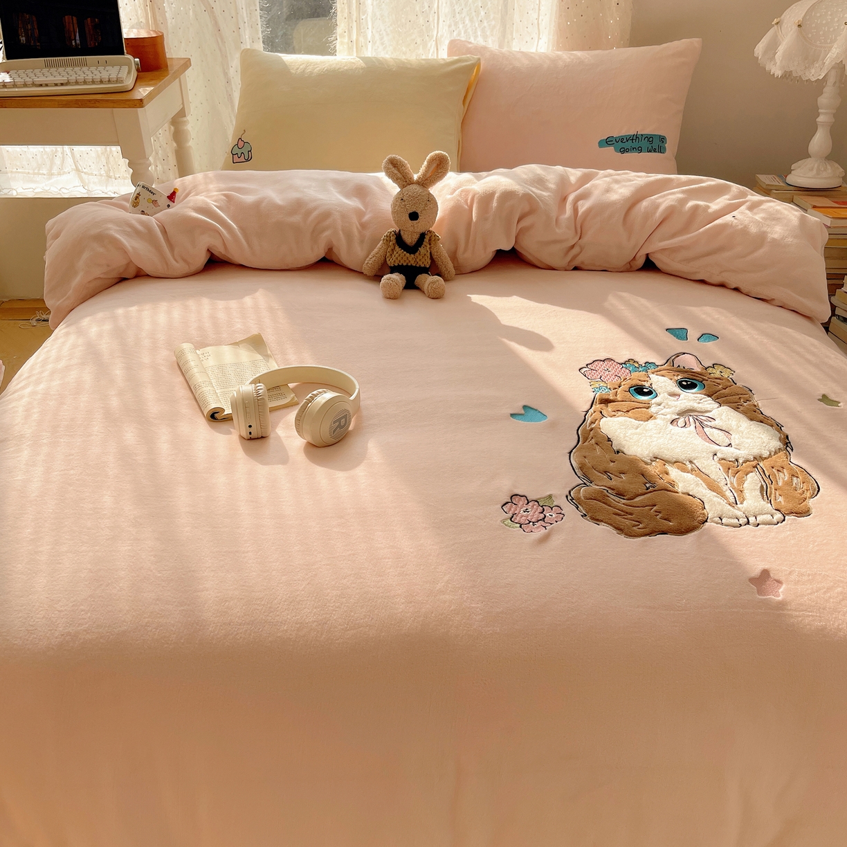 91家纺网 家纺一手货源 找家纺 轻奢坊 2025新款牛奶绒ins可爱贴布绣四件套 洛丽塔猫