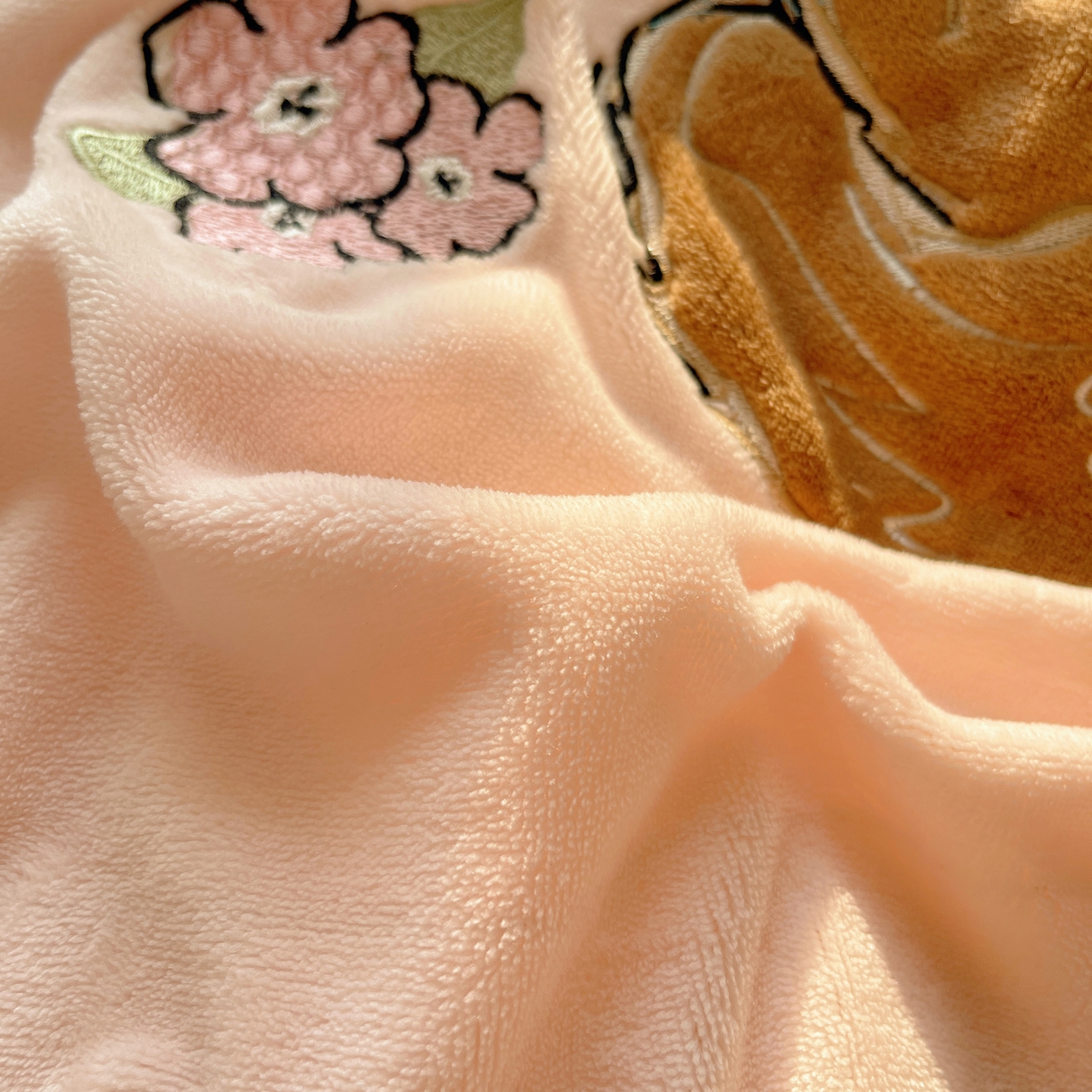 91家纺网 家纺一手货源 找家纺 轻奢坊 2025新款牛奶绒ins可爱贴布绣四件套 洛丽塔猫