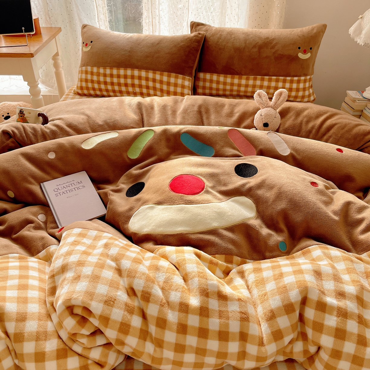 91家纺网 家纺一手货源 找家纺 轻奢坊 2025新款牛奶绒ins可爱贴布绣四件套 笑脸咖格