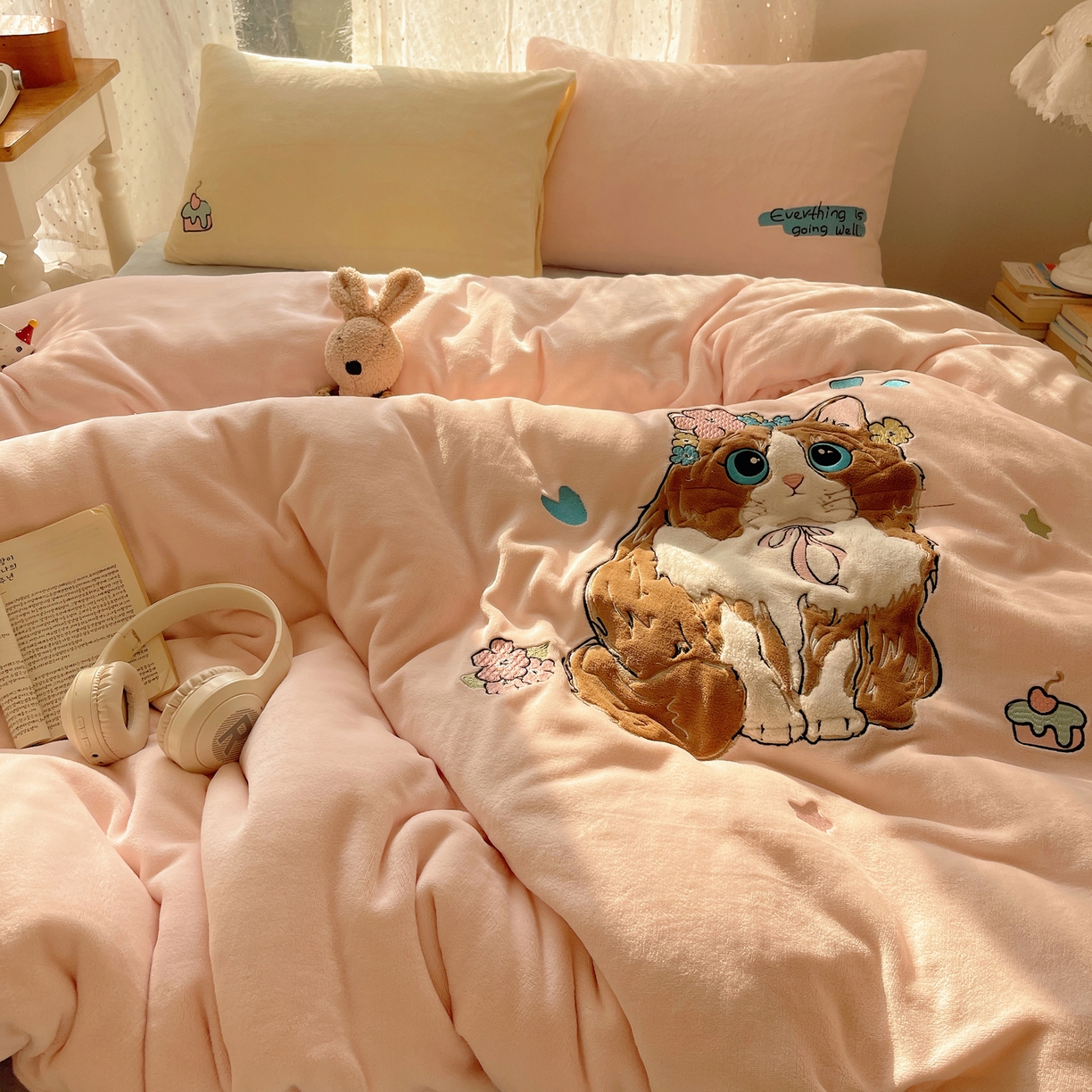 轻奢坊 2025新款牛奶绒ins可爱贴布绣四件套 洛丽塔猫