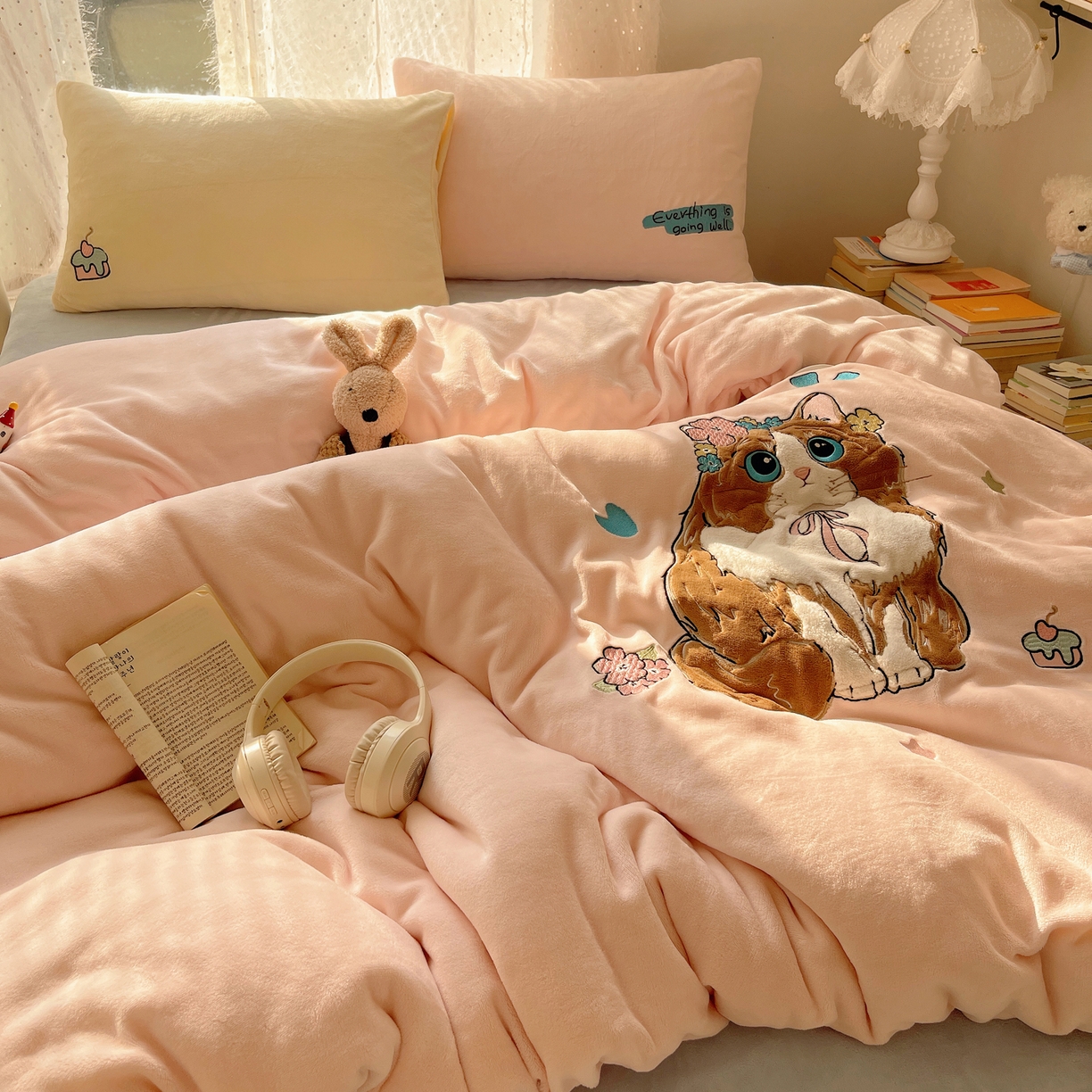 91家纺网 家纺一手货源 找家纺 轻奢坊 2025新款牛奶绒ins可爱贴布绣四件套 洛丽塔猫