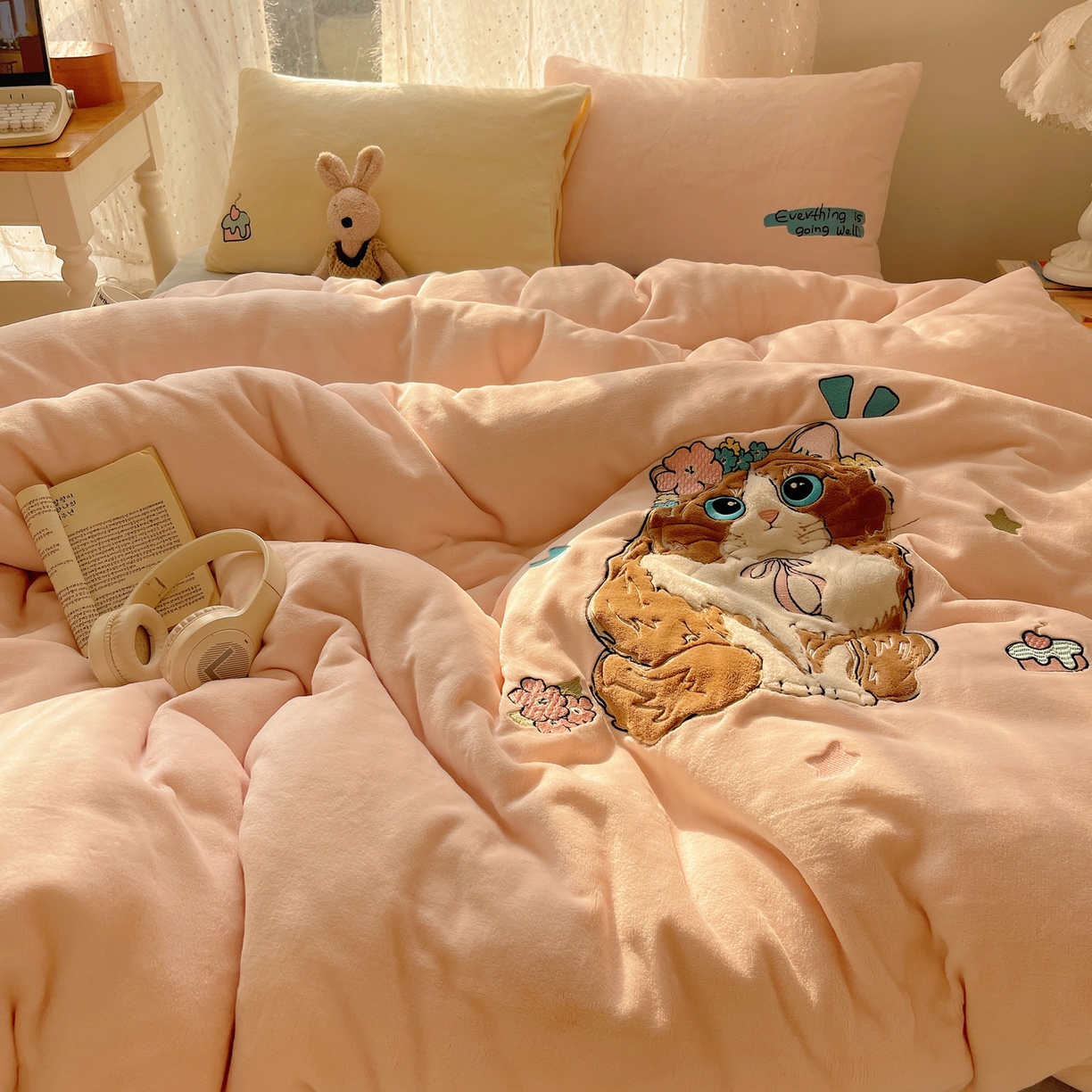 91家纺网 家纺一手货源 找家纺 轻奢坊 2025新款牛奶绒ins可爱贴布绣四件套 洛丽塔猫