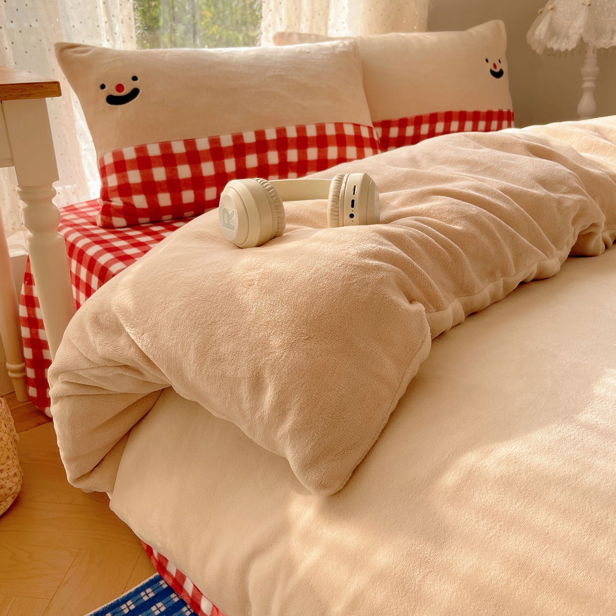 91家纺网 家纺一手货源 找家纺 轻奢坊 2025新款牛奶绒ins可爱贴布绣四件套 笑脸红格