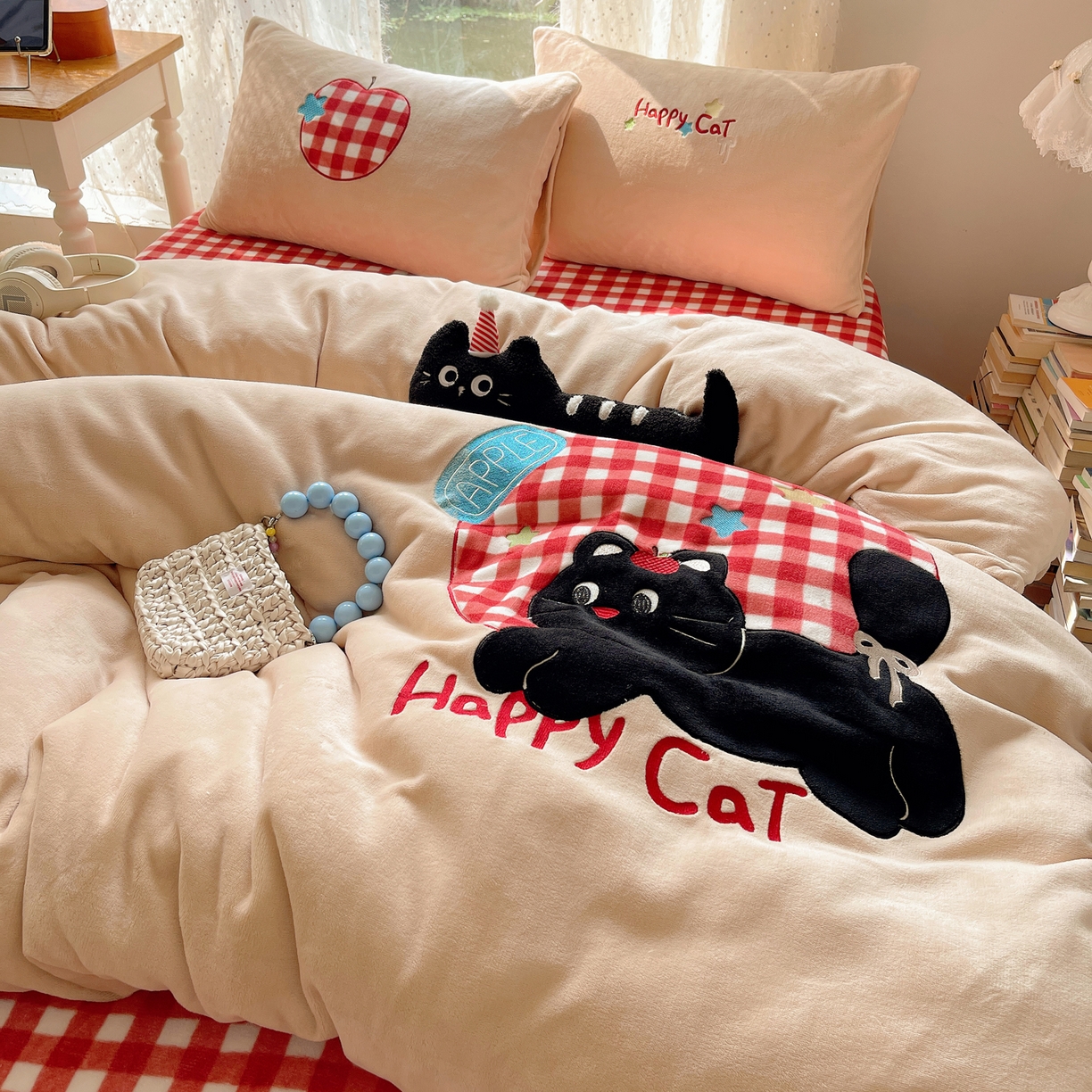 91家纺网 家纺一手货源 找家纺 轻奢坊 2025新款牛奶绒ins可爱贴布绣四件套 苹果黑猫