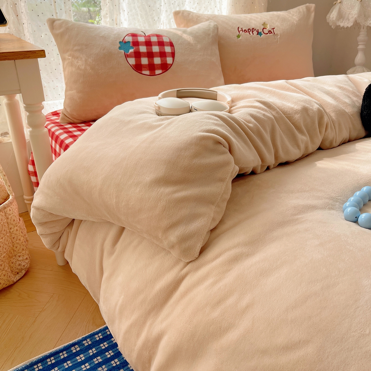 91家纺网 家纺一手货源 找家纺 轻奢坊 2025新款牛奶绒ins可爱贴布绣四件套 苹果黑猫