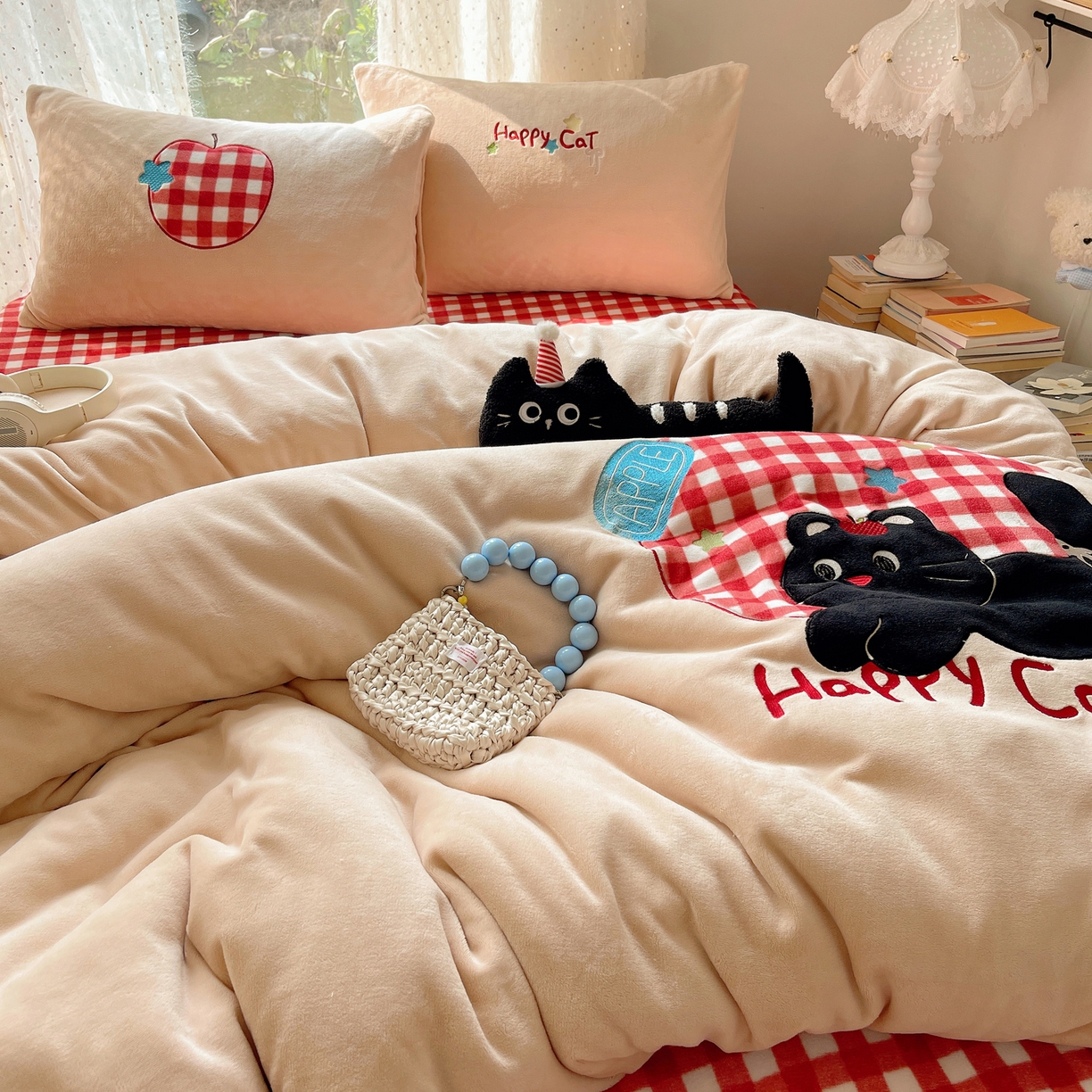 91家纺网 家纺一手货源 找家纺 轻奢坊 2025新款牛奶绒ins可爱贴布绣四件套 苹果黑猫