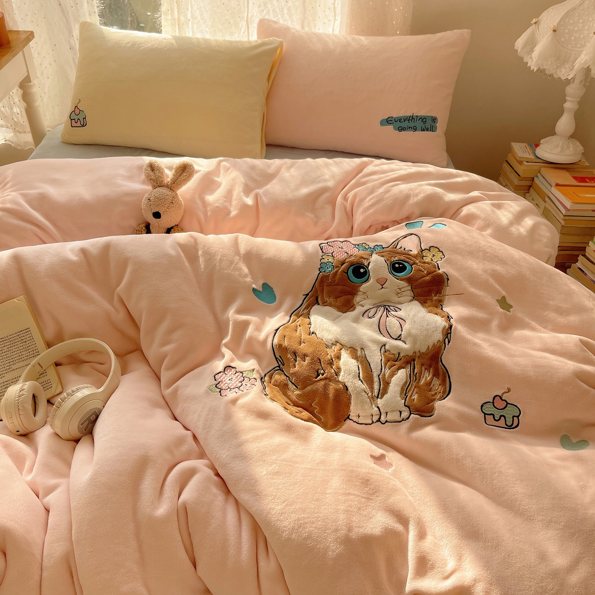 91家纺网 家纺一手货源 找家纺 轻奢坊 2025新款牛奶绒ins可爱贴布绣四件套 洛丽塔猫