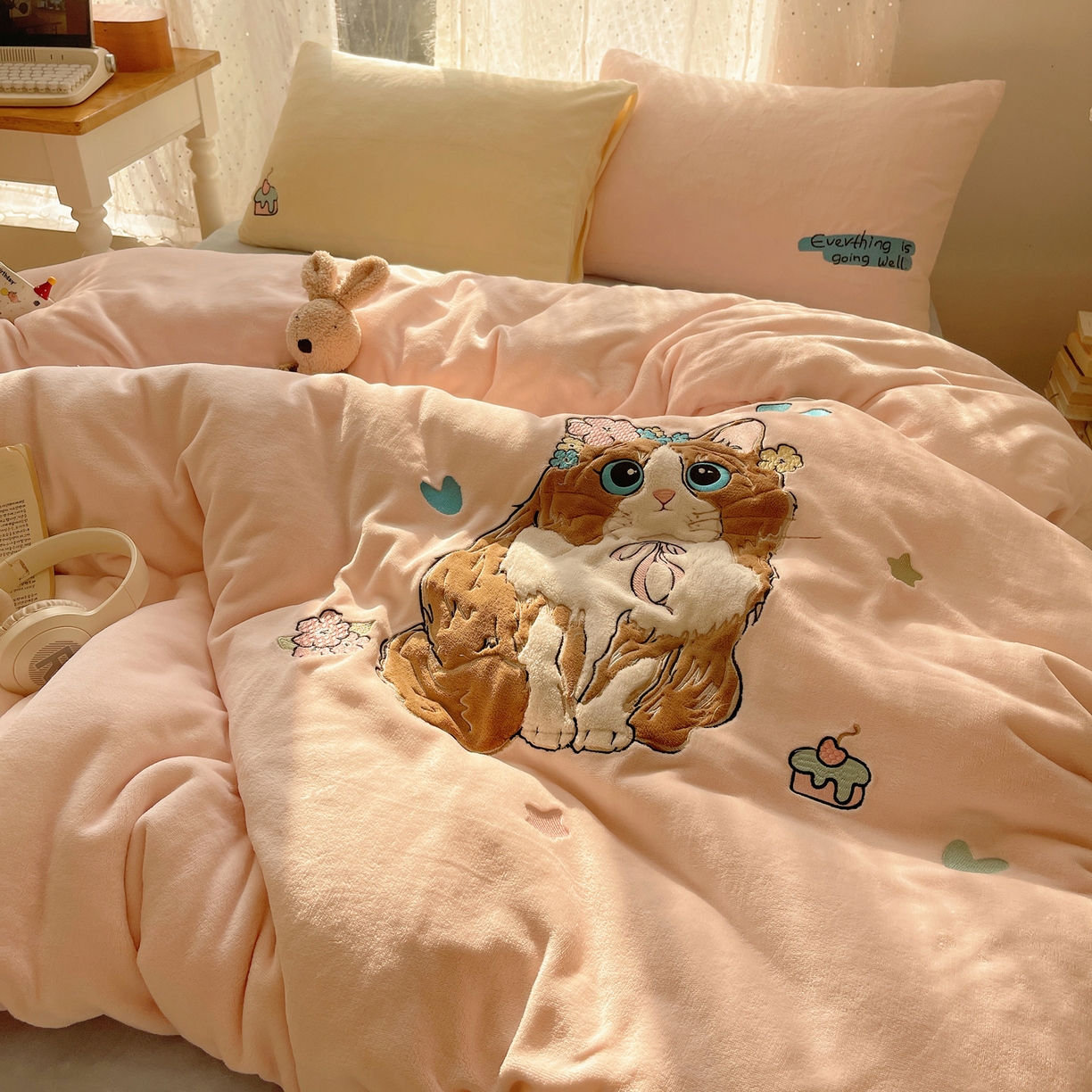 91家纺网 家纺一手货源 找家纺 轻奢坊 2025新款牛奶绒ins可爱贴布绣四件套 洛丽塔猫