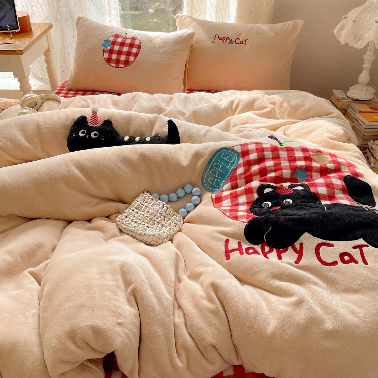 91家纺网 家纺一手货源 找家纺 轻奢坊 2025新款牛奶绒ins可爱贴布绣四件套 苹果黑猫