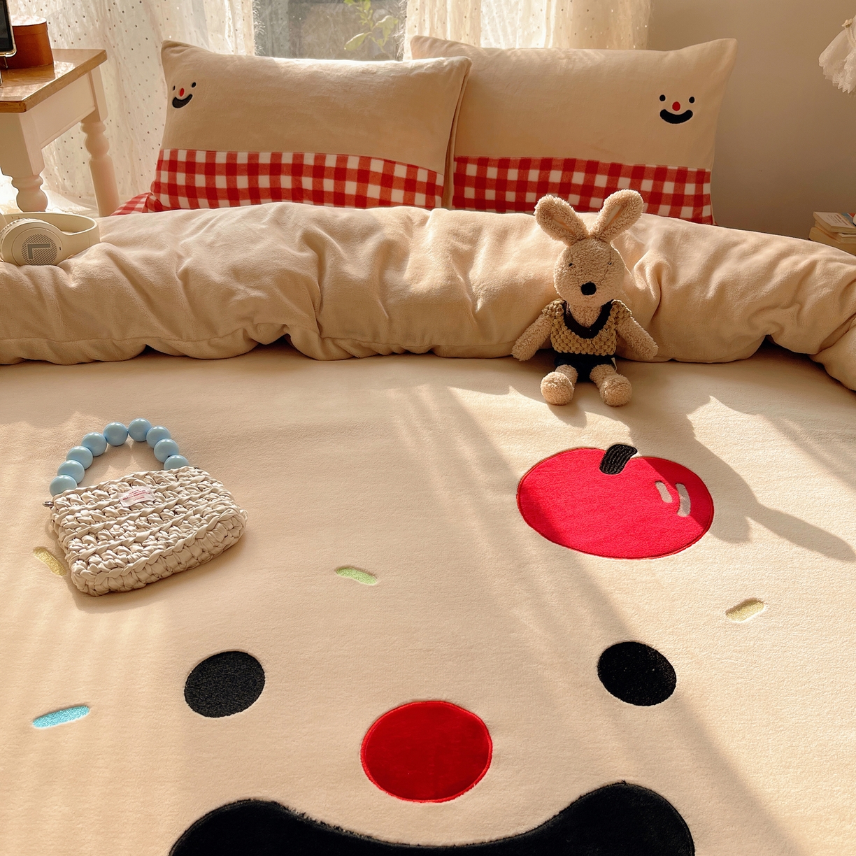 91家纺网 家纺一手货源 找家纺 轻奢坊 2025新款牛奶绒ins可爱贴布绣四件套 笑脸红格