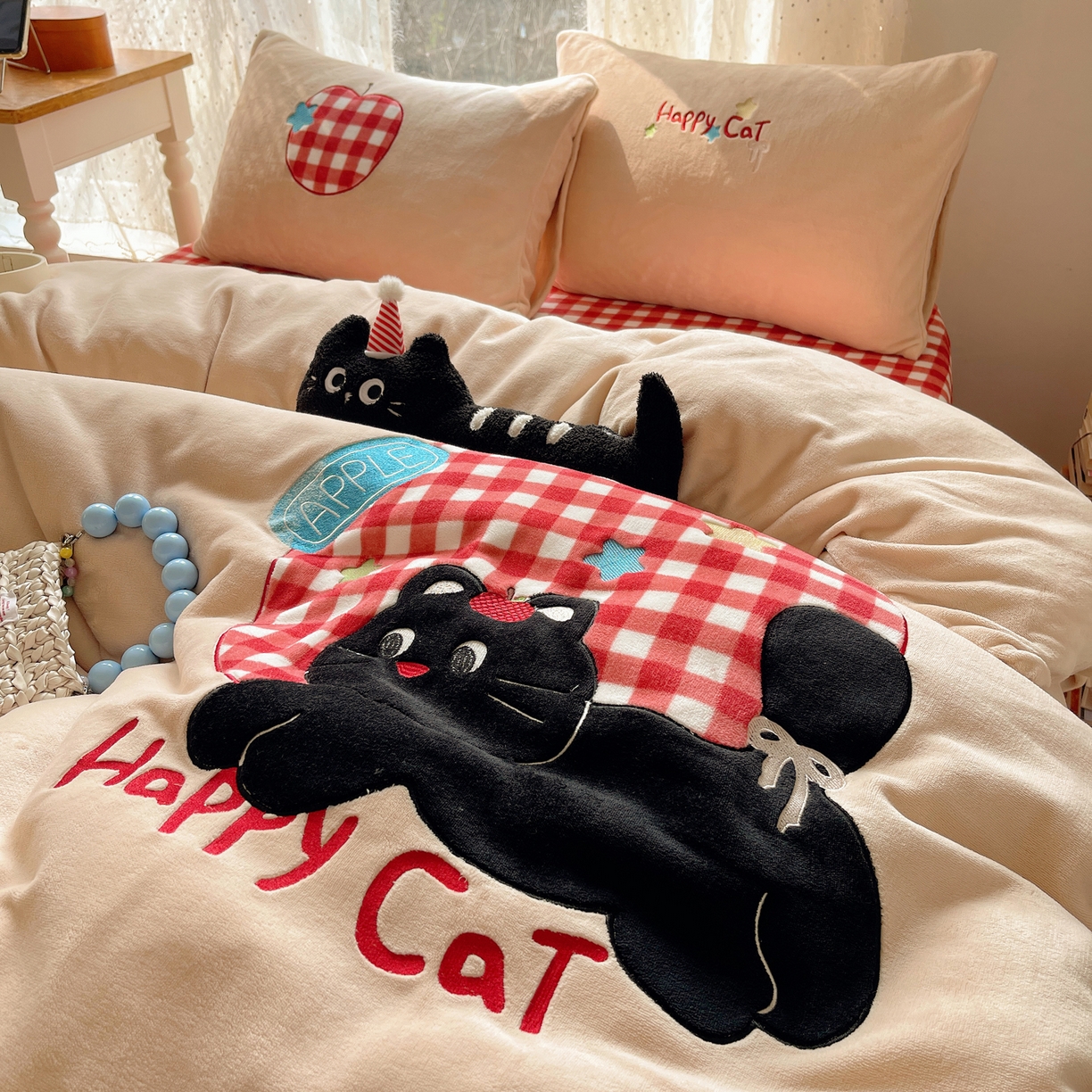 91家纺网 家纺一手货源 找家纺 轻奢坊 2025新款牛奶绒ins可爱贴布绣四件套 苹果黑猫