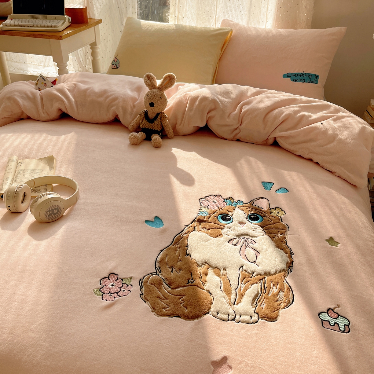 91家纺网 家纺一手货源 找家纺 轻奢坊 2025新款牛奶绒ins可爱贴布绣四件套 洛丽塔猫