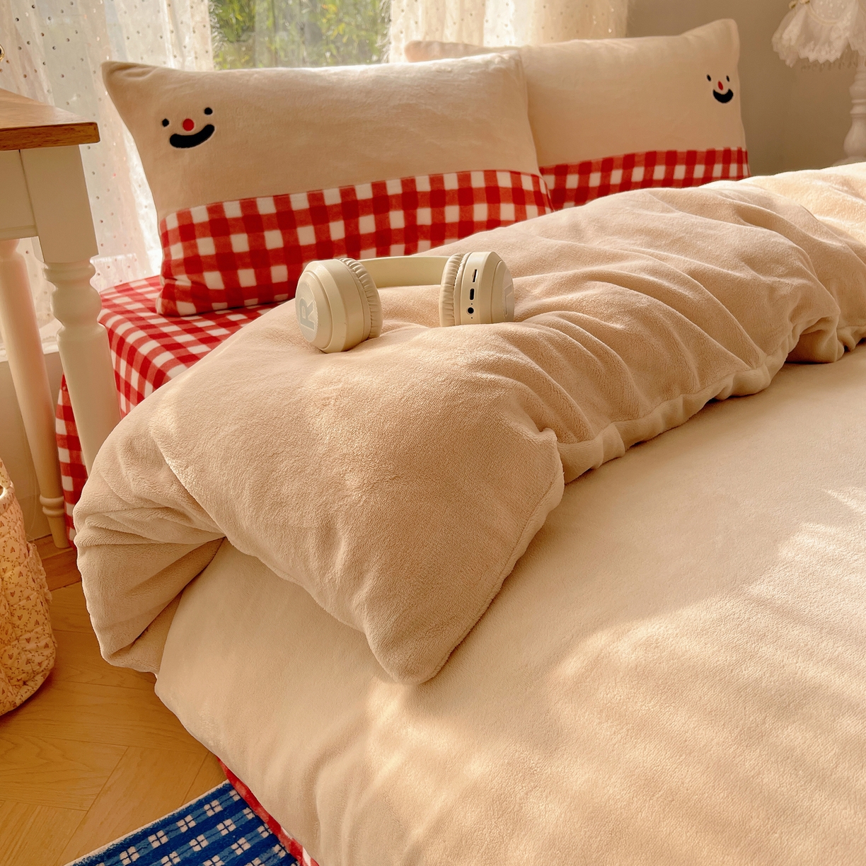 91家纺网 家纺一手货源 找家纺 轻奢坊 2025新款牛奶绒ins可爱贴布绣四件套 笑脸红格