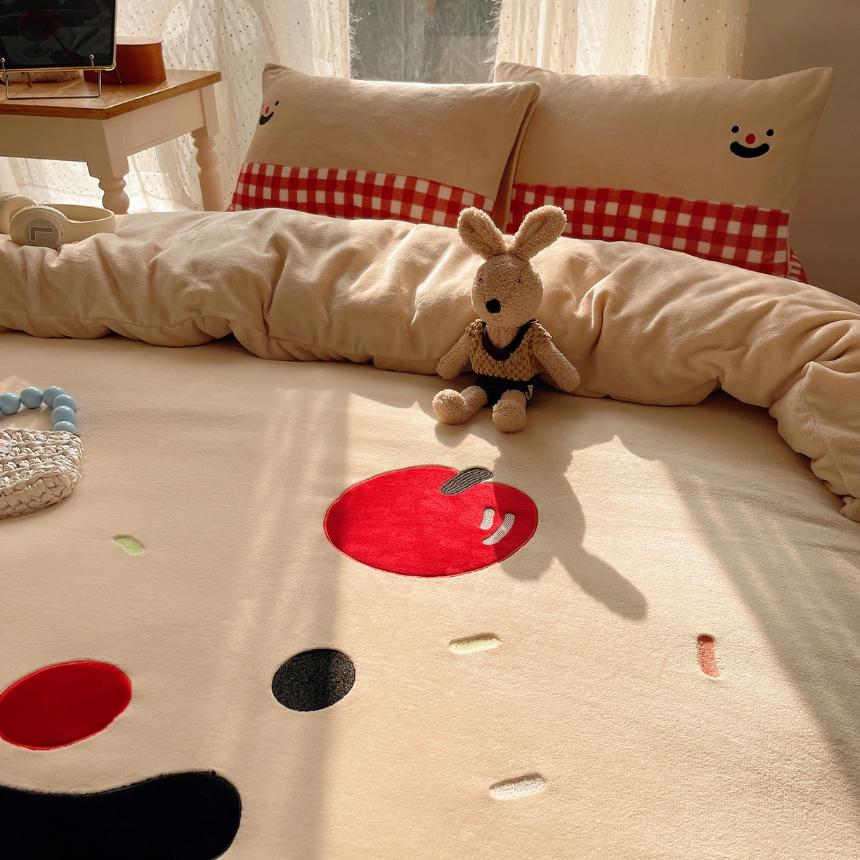 91家纺网 家纺一手货源 找家纺 轻奢坊 2025新款牛奶绒ins可爱贴布绣四件套 笑脸红格