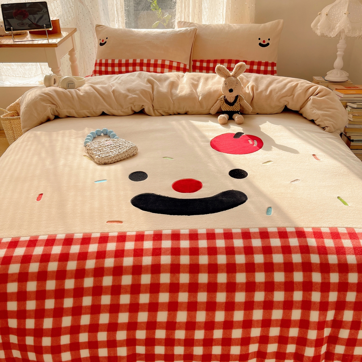 91家纺网 家纺一手货源 找家纺 轻奢坊 2025新款牛奶绒ins可爱贴布绣四件套 笑脸红格