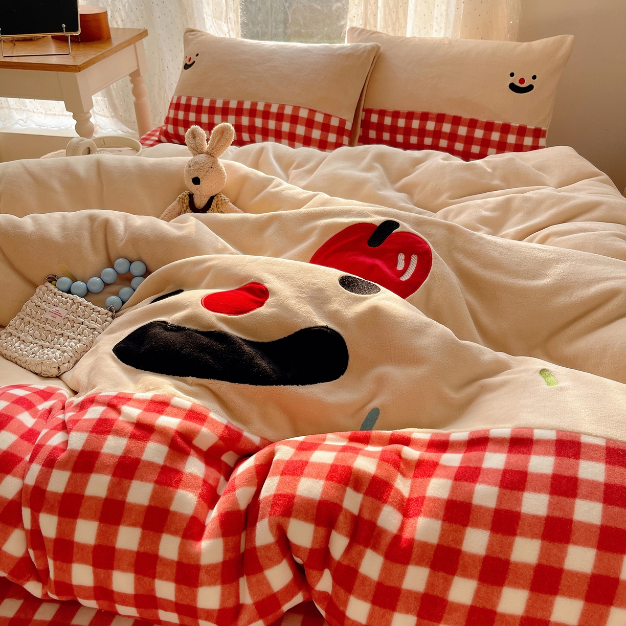 91家纺网 家纺一手货源 找家纺 轻奢坊 2025新款牛奶绒ins可爱贴布绣四件套 笑脸红格