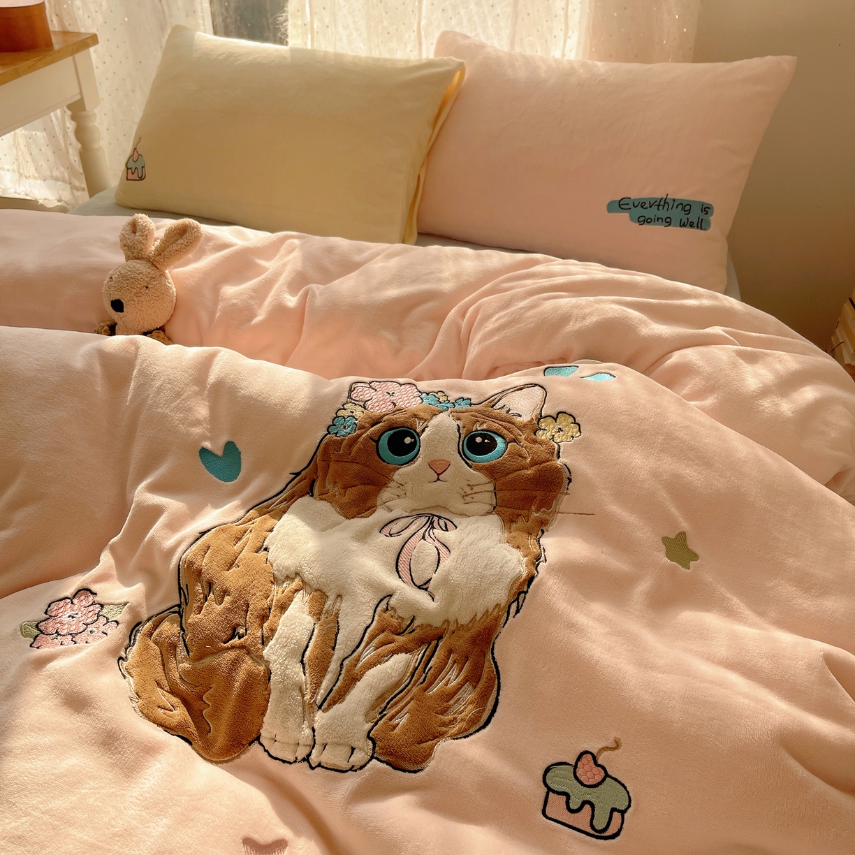 91家纺网 家纺一手货源 找家纺 轻奢坊 2025新款牛奶绒ins可爱贴布绣四件套 洛丽塔猫