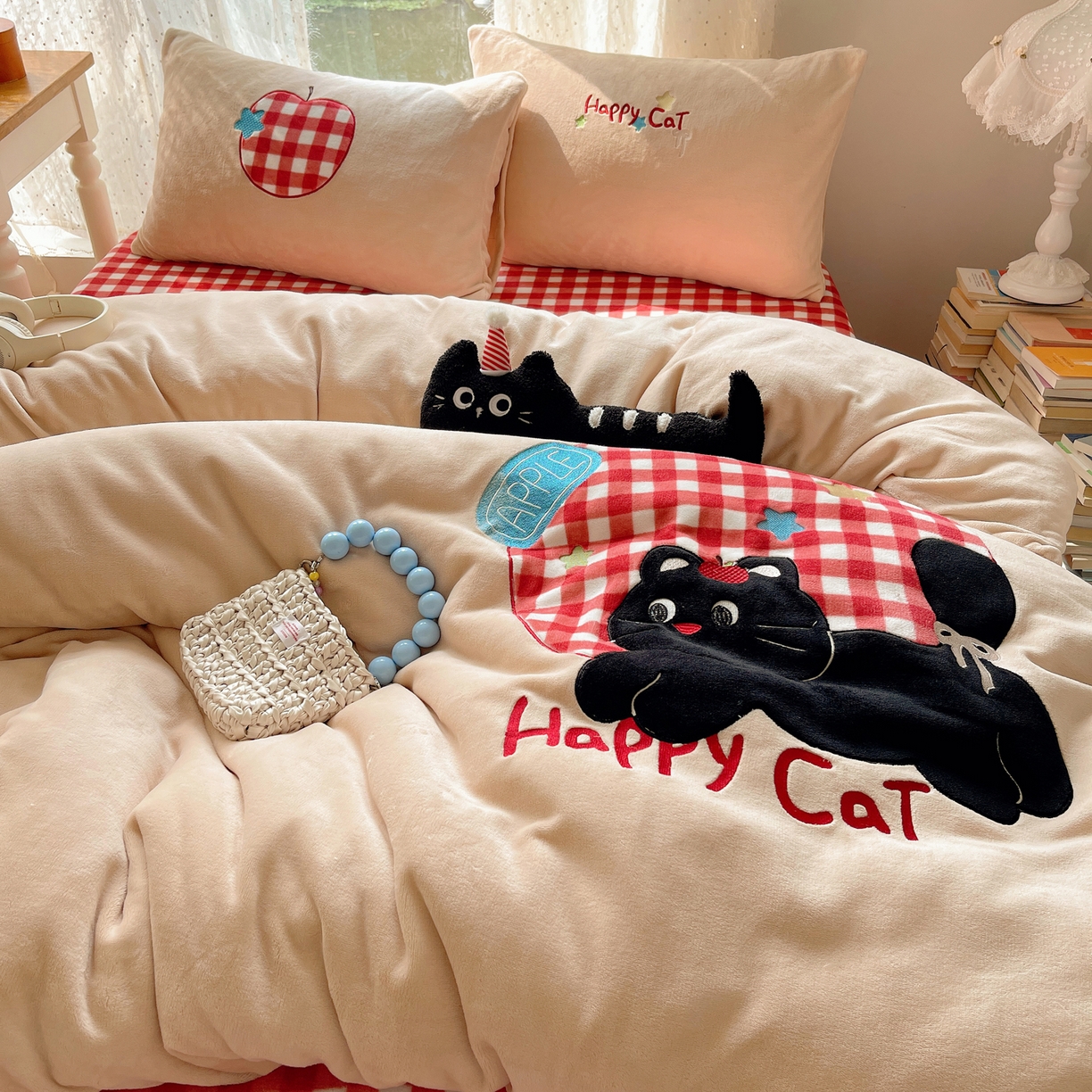 91家纺网 家纺一手货源 找家纺 轻奢坊 2025新款牛奶绒ins可爱贴布绣四件套 苹果黑猫