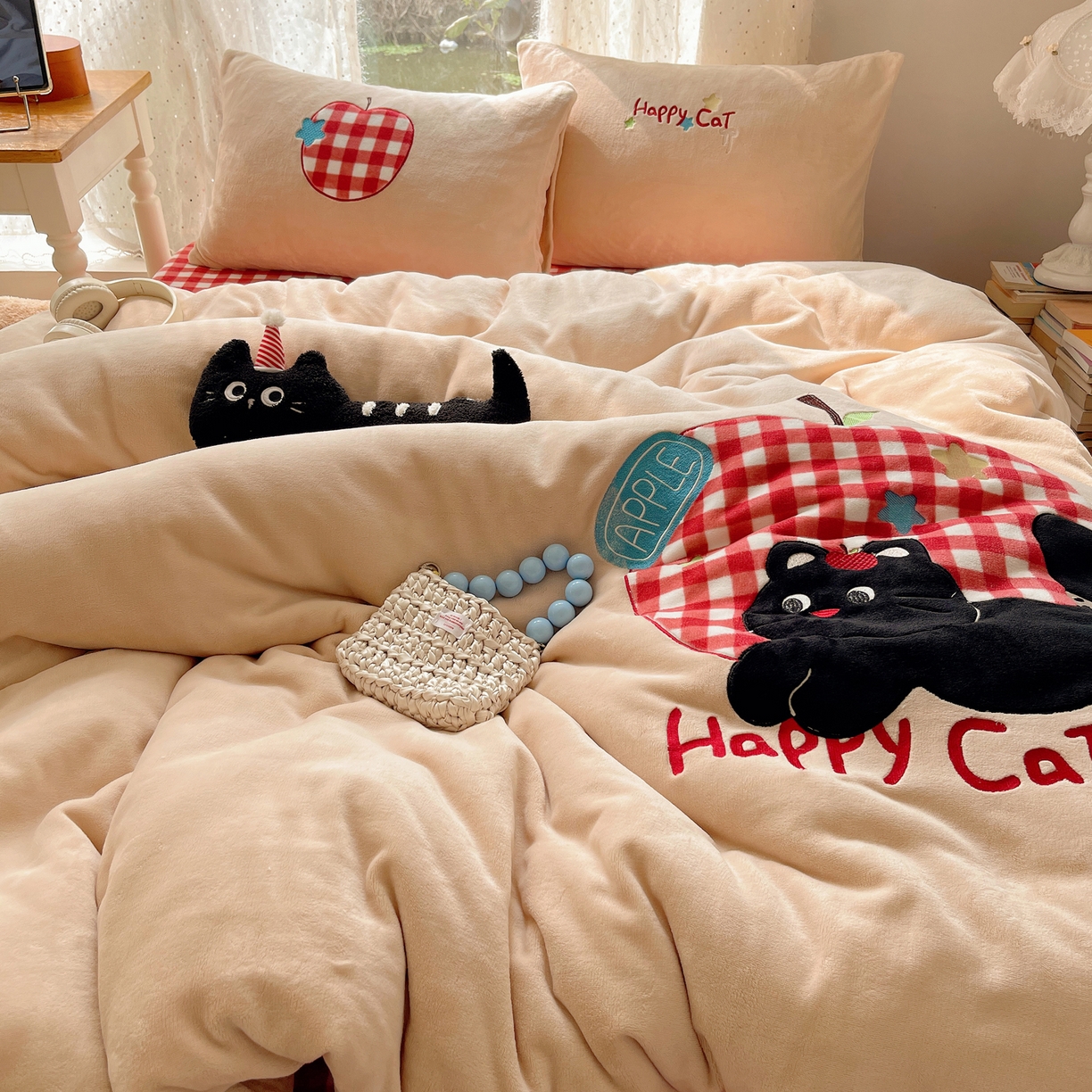 91家纺网 家纺一手货源 找家纺 轻奢坊 2025新款牛奶绒ins可爱贴布绣四件套 苹果黑猫