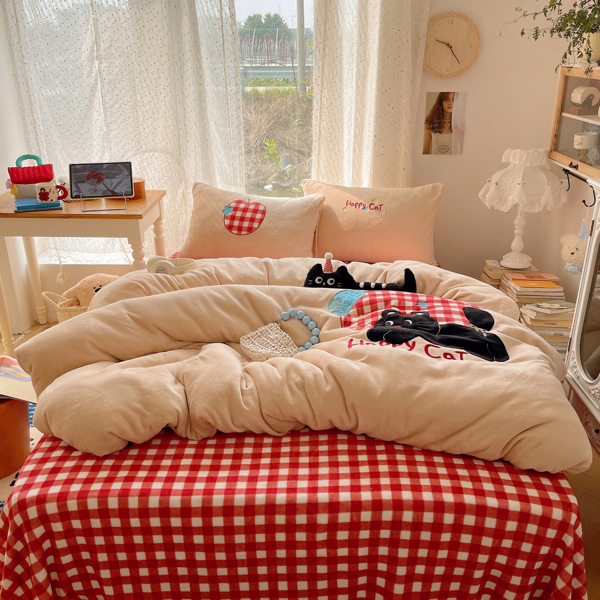 91家纺网 家纺一手货源 找家纺 轻奢坊 2025新款牛奶绒ins可爱贴布绣四件套 苹果黑猫