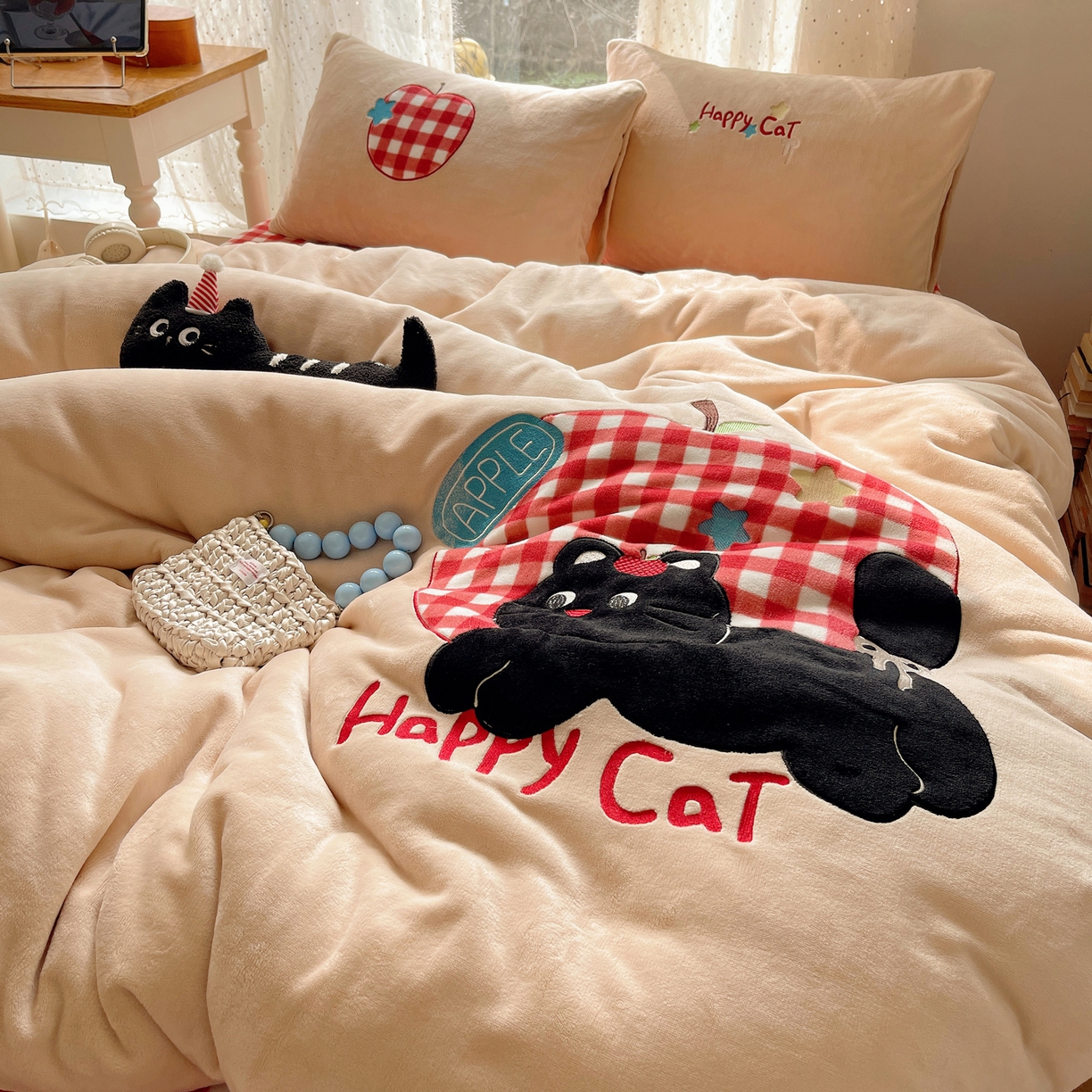 91家纺网 家纺一手货源 找家纺 轻奢坊 2025新款牛奶绒ins可爱贴布绣四件套 苹果黑猫