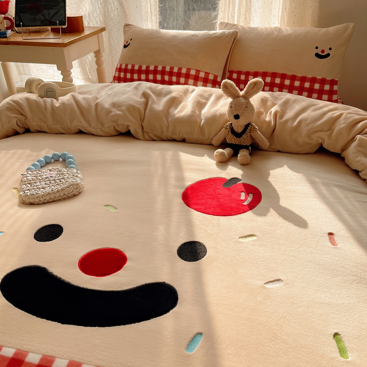 91家纺网 家纺一手货源 找家纺 轻奢坊 2025新款牛奶绒ins可爱贴布绣四件套 笑脸红格