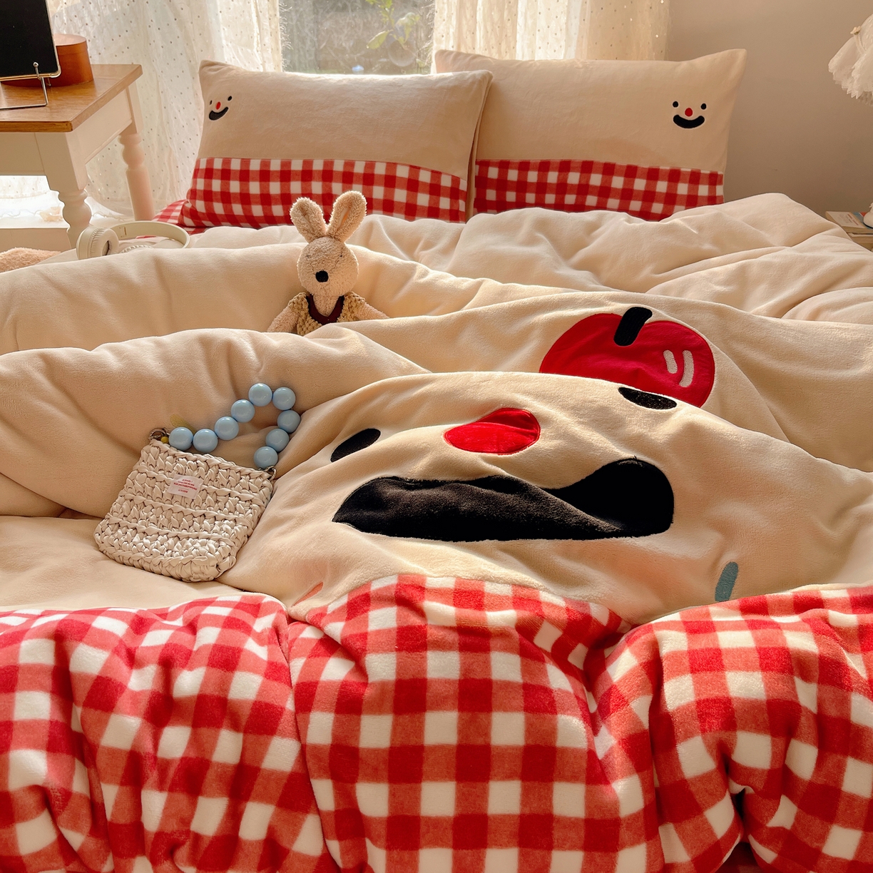 91家纺网 家纺一手货源 找家纺 轻奢坊 2025新款牛奶绒ins可爱贴布绣四件套 笑脸红格