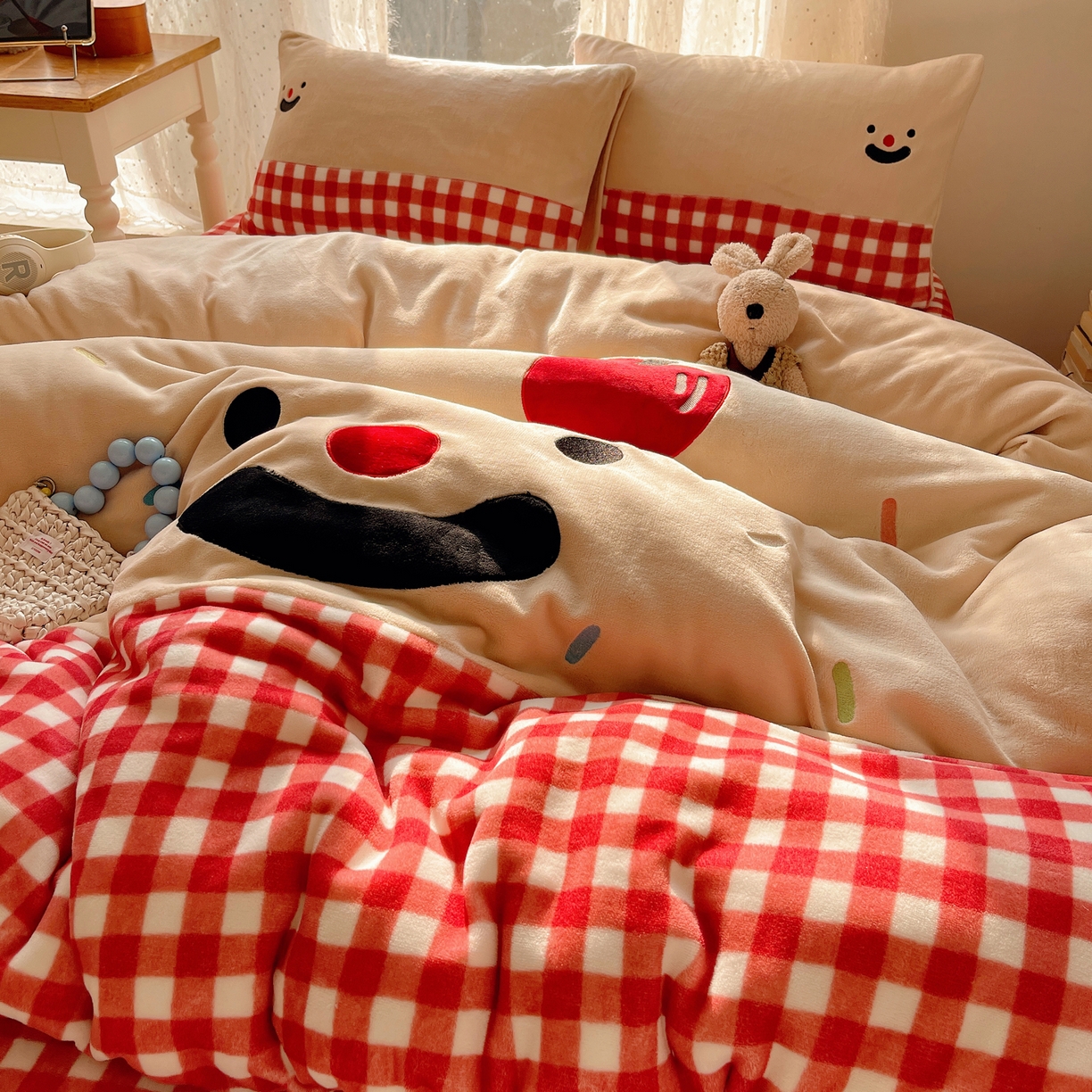 91家纺网 家纺一手货源 找家纺 轻奢坊 2025新款牛奶绒ins可爱贴布绣四件套 笑脸红格