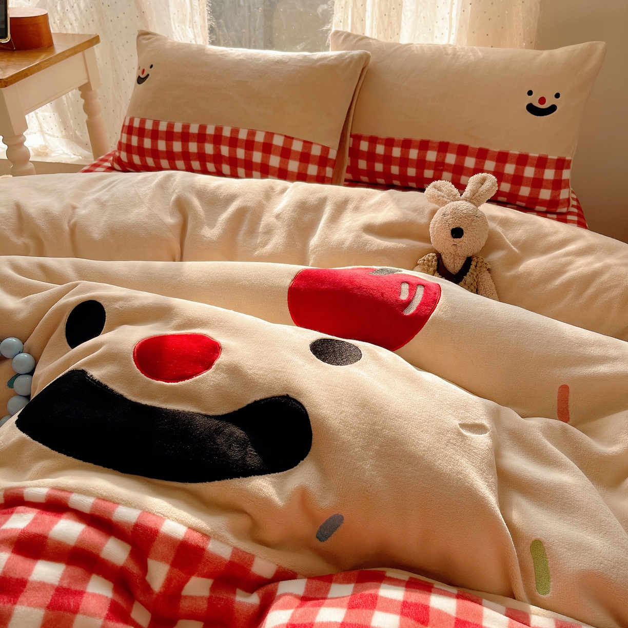 91家纺网 家纺一手货源 找家纺 轻奢坊 2025新款牛奶绒ins可爱贴布绣四件套 笑脸红格