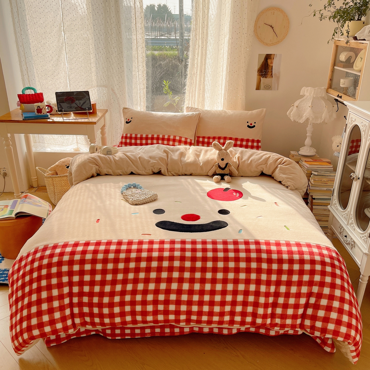 91家纺网 家纺一手货源 找家纺 轻奢坊 2025新款牛奶绒ins可爱贴布绣四件套 笑脸红格