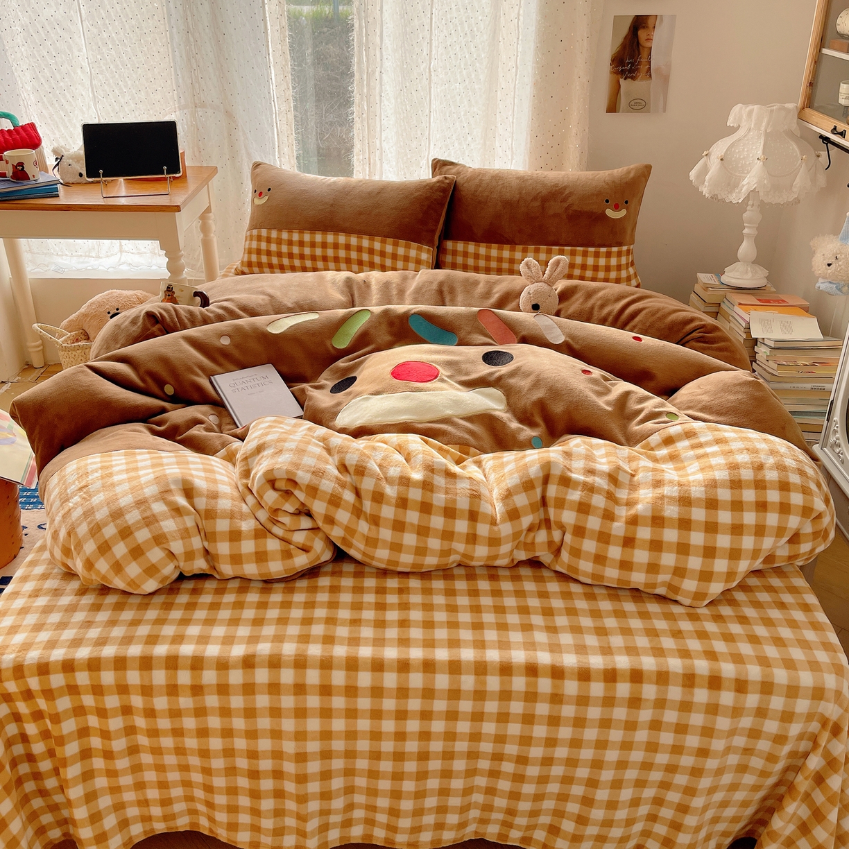 91家纺网 家纺一手货源 找家纺 轻奢坊 2025新款牛奶绒ins可爱贴布绣四件套 笑脸咖格