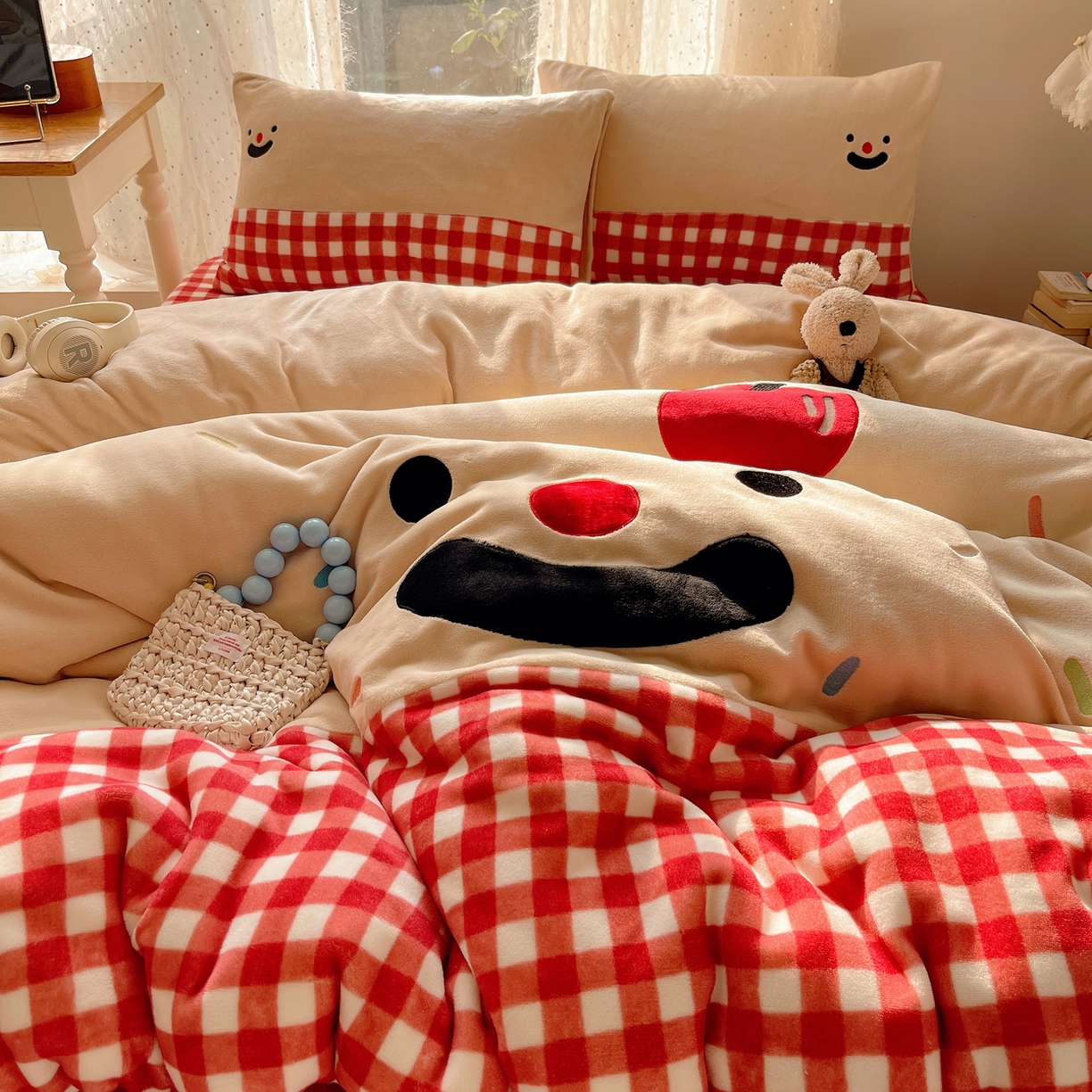 91家纺网 家纺一手货源 找家纺 轻奢坊 2025新款牛奶绒ins可爱贴布绣四件套 笑脸红格