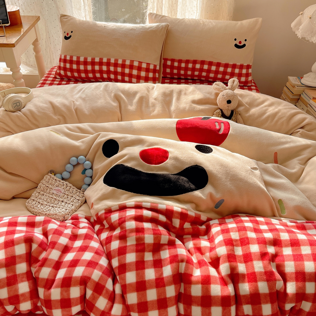 轻奢坊 2025新款牛奶绒ins可爱贴布绣四件套 笑脸红格