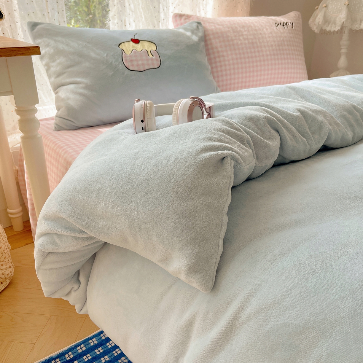 91家纺网 家纺一手货源 找家纺 轻奢坊 2025新款牛奶绒ins可爱贴布绣四件套 爱心乖狗