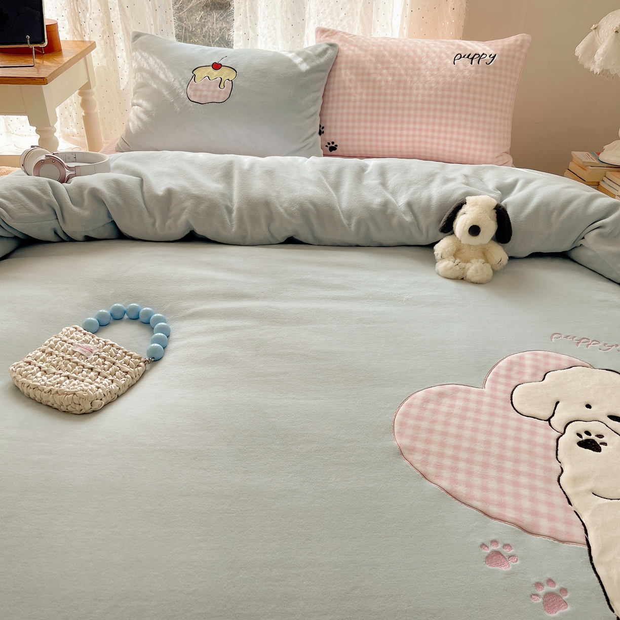 91家纺网 家纺一手货源 找家纺 轻奢坊 2025新款牛奶绒ins可爱贴布绣四件套 爱心乖狗