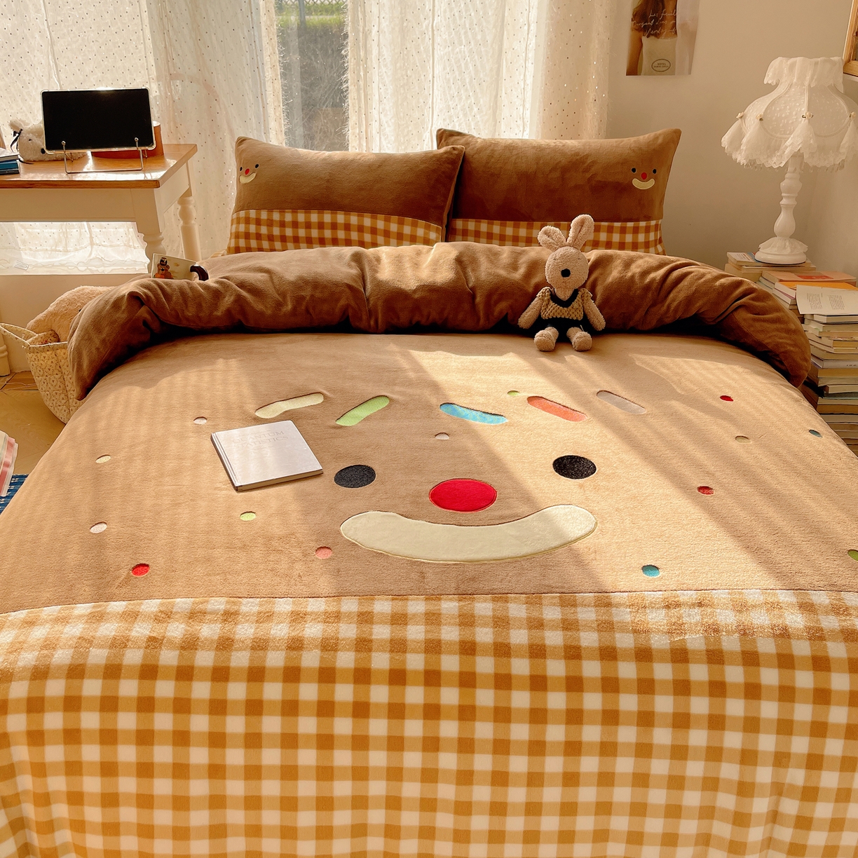 91家纺网 家纺一手货源 找家纺 轻奢坊 2025新款牛奶绒ins可爱贴布绣四件套 笑脸咖格