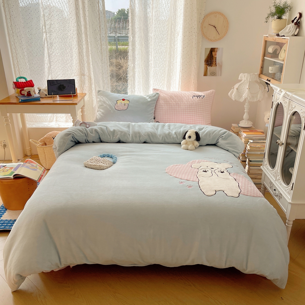 91家纺网 家纺一手货源 找家纺 轻奢坊 2025新款牛奶绒ins可爱贴布绣四件套 爱心乖狗