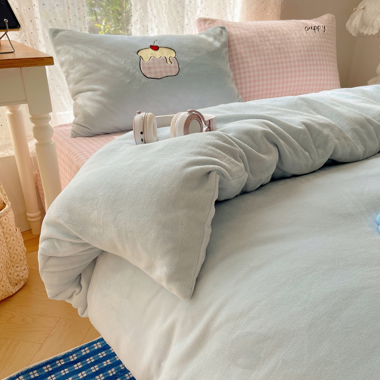 91家纺网 家纺一手货源 找家纺 轻奢坊 2025新款牛奶绒ins可爱贴布绣四件套 爱心乖狗