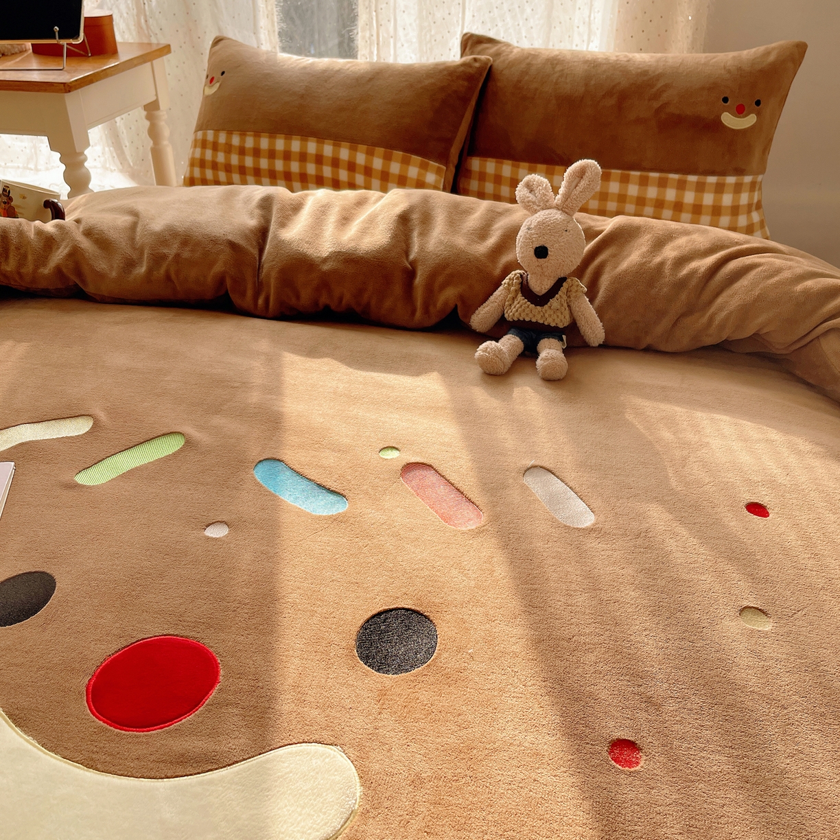 91家纺网 家纺一手货源 找家纺 轻奢坊 2025新款牛奶绒ins可爱贴布绣四件套 笑脸咖格