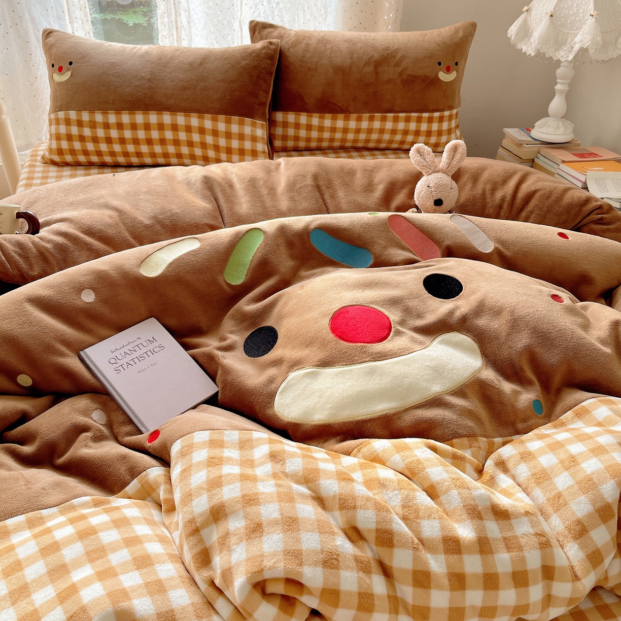 91家纺网 家纺一手货源 找家纺 轻奢坊 2025新款牛奶绒ins可爱贴布绣四件套 笑脸咖格