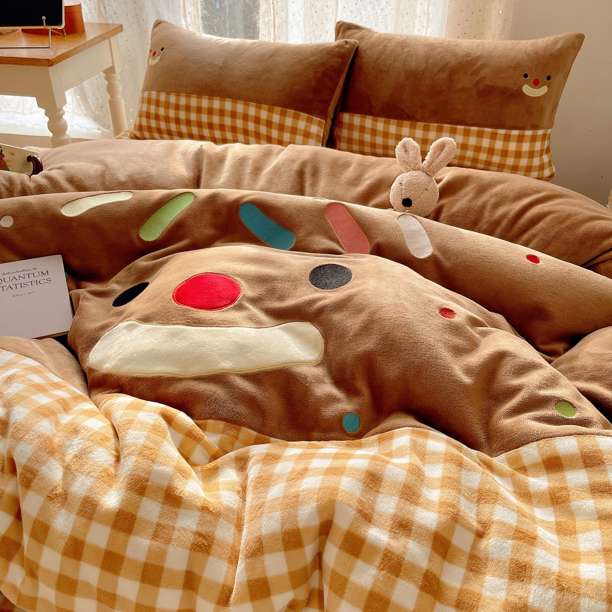 91家纺网 家纺一手货源 找家纺 轻奢坊 2025新款牛奶绒ins可爱贴布绣四件套 笑脸咖格