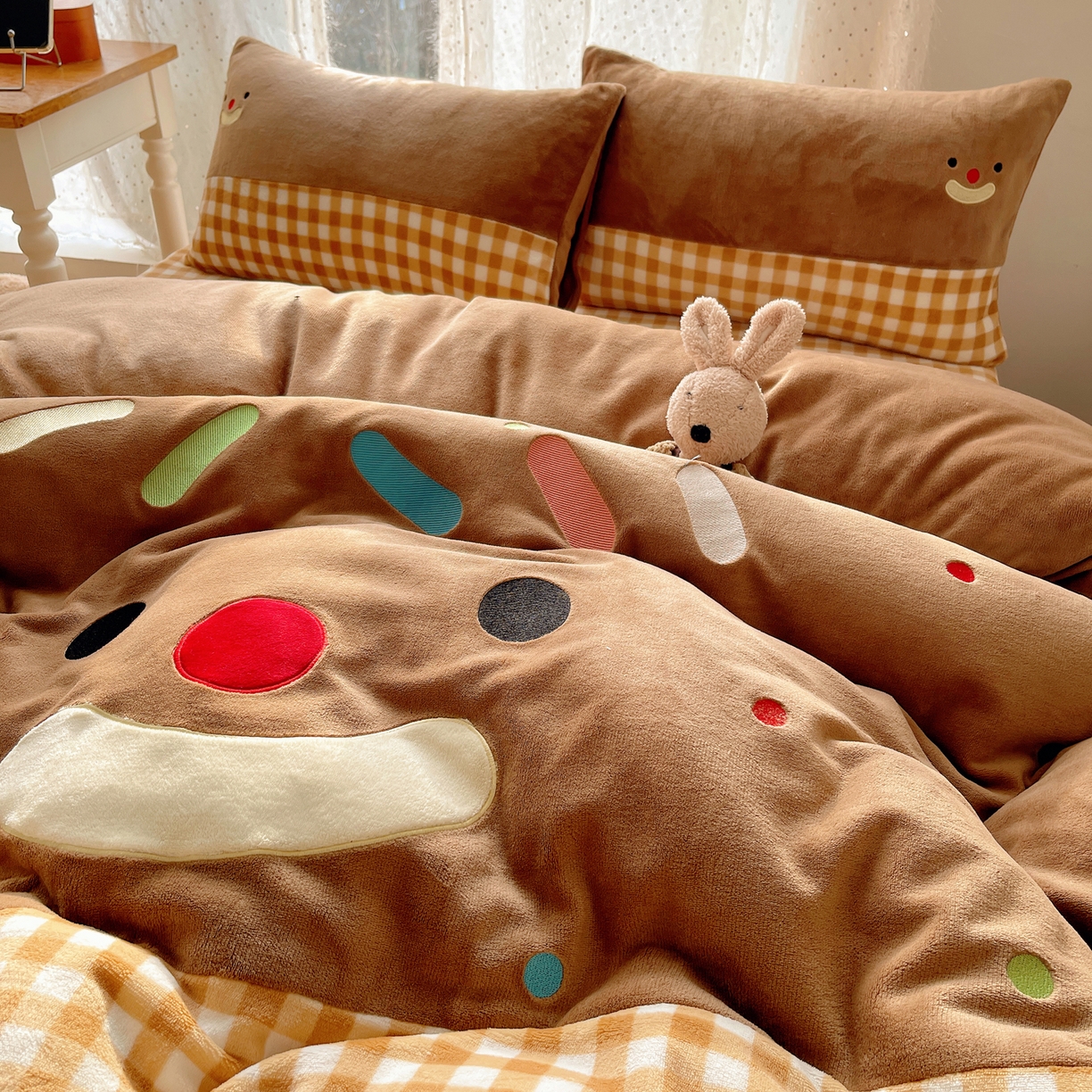 91家纺网 家纺一手货源 找家纺 轻奢坊 2025新款牛奶绒ins可爱贴布绣四件套 笑脸咖格