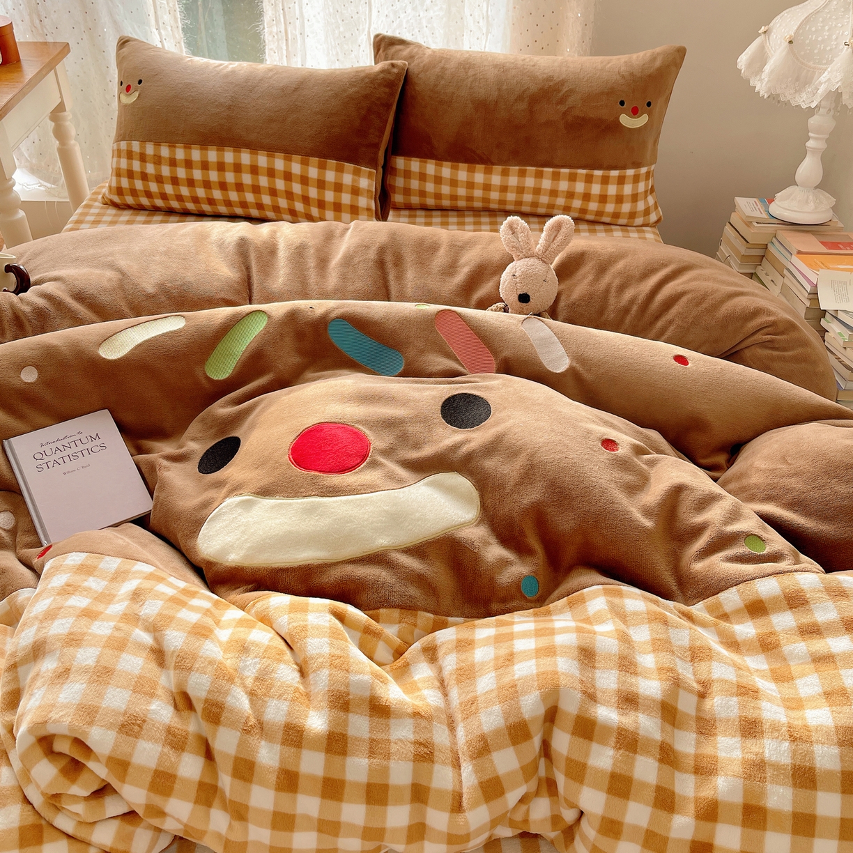 91家纺网 家纺一手货源 找家纺 轻奢坊 2025新款牛奶绒ins可爱贴布绣四件套 笑脸咖格