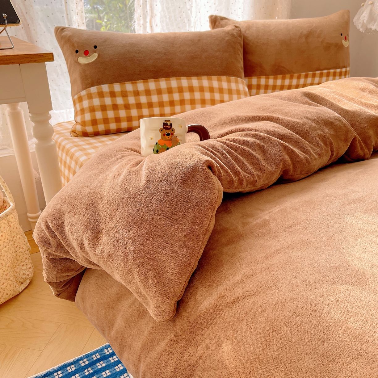 91家纺网 家纺一手货源 找家纺 轻奢坊 2025新款牛奶绒ins可爱贴布绣四件套 笑脸咖格