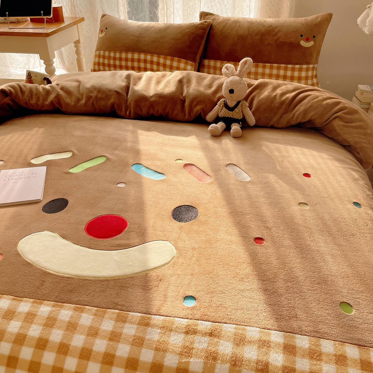 91家纺网 家纺一手货源 找家纺 轻奢坊 2025新款牛奶绒ins可爱贴布绣四件套 笑脸咖格