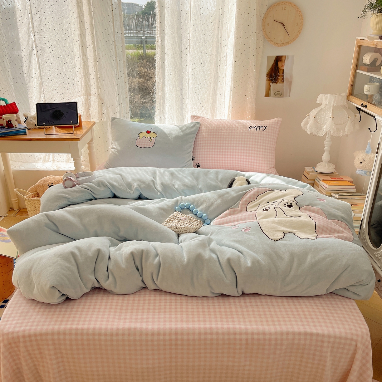 91家纺网 家纺一手货源 找家纺 轻奢坊 2025新款牛奶绒ins可爱贴布绣四件套 爱心乖狗