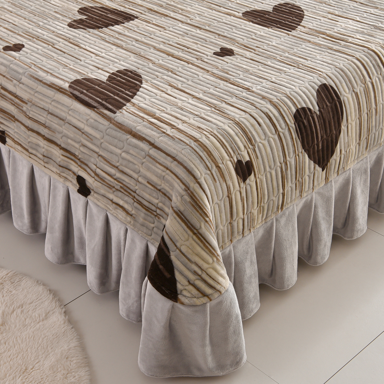 91家纺网 家纺一手货源 找家纺 赫本家纺  2025高克重牛奶绒花边床盖款四件套 爱心灰