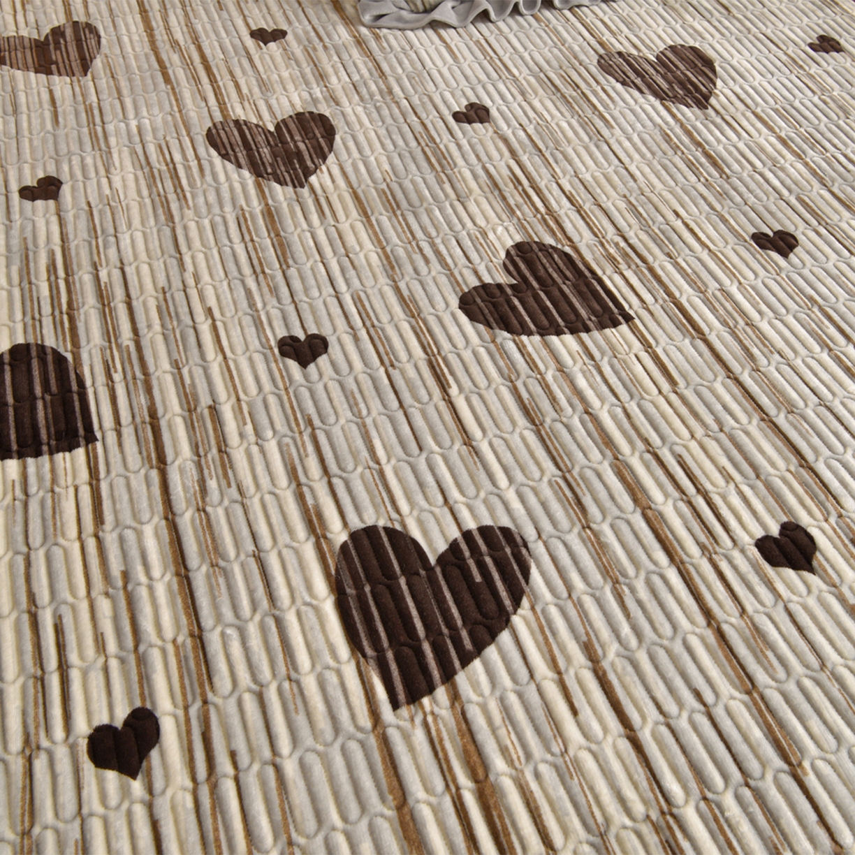 91家纺网 家纺一手货源 找家纺 赫本家纺  2025高克重牛奶绒花边床盖款四件套 爱心灰