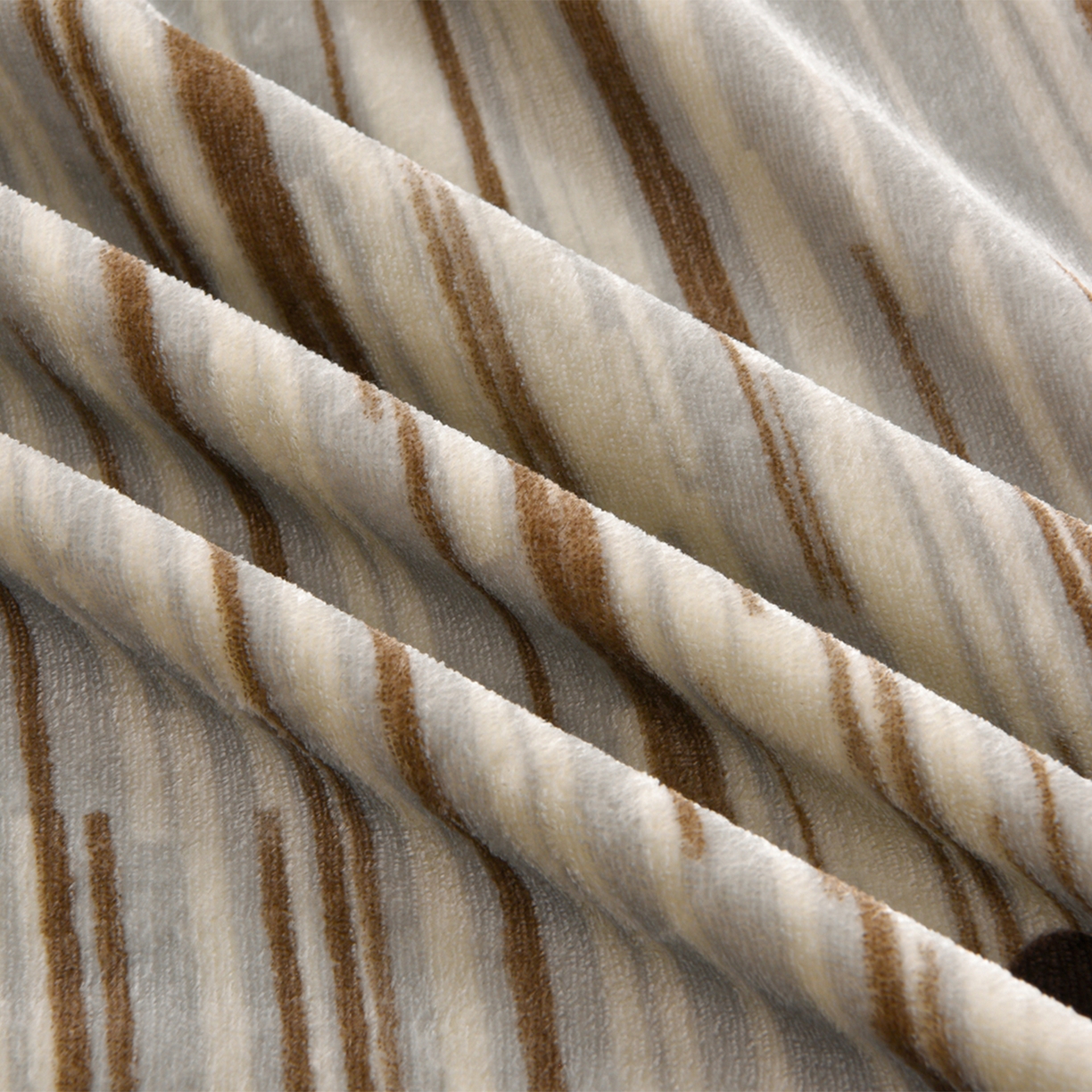 91家纺网 家纺一手货源 找家纺 赫本家纺  2025高克重牛奶绒花边床盖款四件套 爱心灰